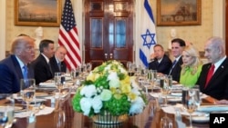 Президент США Дональд Трамп (ліворуч) зустрічається з прем’єр-міністром Ізраїлю Беньяміном Нетаньягу (праворуч) у Білому домі, 7 липня 2025 року