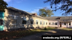 Адно з аддзяленьняў лякарні — удалечыні ад галоўнага корпусу. Паводле мэдыкаў, рамантавалі яго на грошы замежных спонсараў