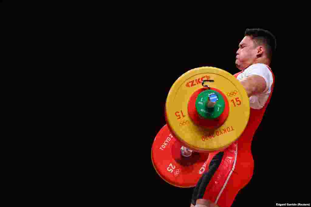 25 жаштагы&nbsp;Бекдөөлөт Расулбеков&nbsp;оор атлетика боюнча Кыргызстандын беш жолку чемпиону. Ал Токио оюндарында 96 килограммга чейинки салмакта күч сынашты.
