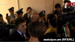 Протестующие в здании мэрии Еревана