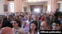 Верующие в армянской церкви Сурб Эчмиадзин в Тбилиси (архив) 