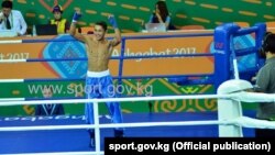 Имарат ичиндеги жана таймаш өнөрлөрү боюнча V Азия оюндарында кикбокстун фулл контакт түрүнөн 57 килограммга чейин салмакта күч сынашып жеңүүчү болгон Авазбек Аманбеков. 25.09.2017-ж. Ашхабад.