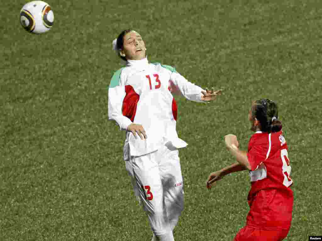 Сингапурдагы яшьләр олимпиадасында Төркиягә каршы уенда тупны баш белән бәргәннән соң иранлы Фатыйма Ширафканниҗадның башлыгы төште.