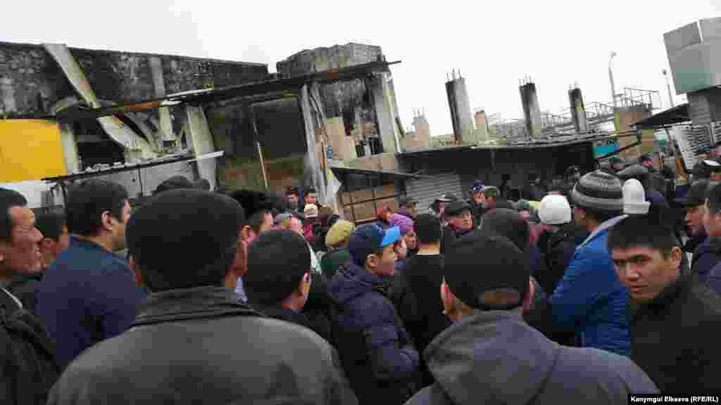 Бишкек шаарындагы Ленин районунун акими Нурдин Тынаевдин &quot;Азаттык&quot; радиосуна айтымында, атайын өрттөлгөн деген версияларды да комиссия иликтеп чыгат.&nbsp;