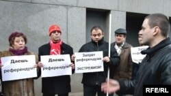 За десять дней до задержания Сергей Удальцов (на переднем плане) принимал участие в митинге против точечной застройки