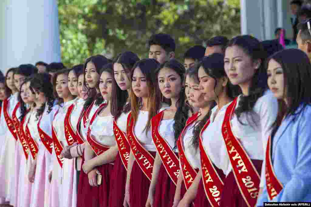 Бүтүрүүчүлөр.