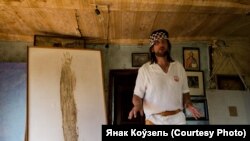 Алесь Пушкін са сваёй працай «Зь мінулага»