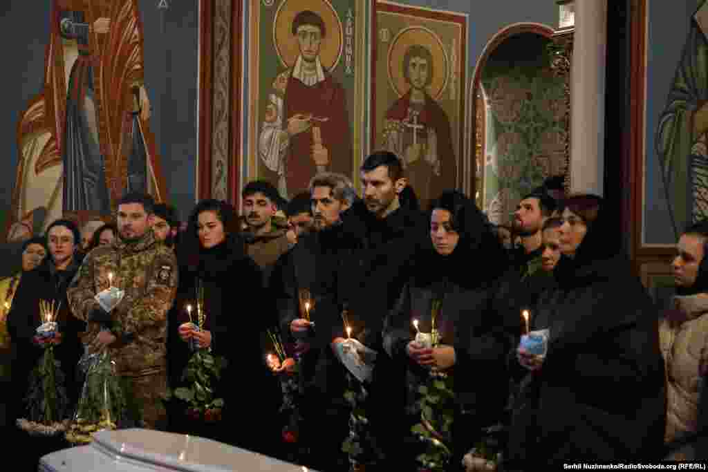 Попрощатися із загиблими прийшли рідні, близькі та побратими