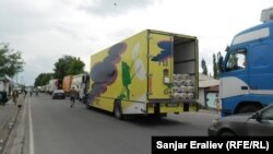 3 күндөн бери жолдон өтө албай турган мөмө-жемиш жүктөлгөн машиналар. Мындай машинелердин саны 200 чамалуу