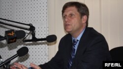 АКШ президентинин өкүлү М. Макфол "Азаттыкта" мейманда. 2010-жылдын 6-майы.  