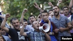 Түрмөдө отургандардын туугандары демонстрацияга чыгышты