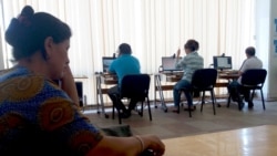 Diňle: Türkmen häkimiýetleriniň ýasama spirtli içgiler wakasy barada dymmagy ilat arasynda nägilelik döredýär