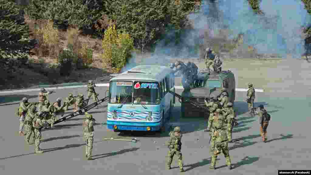 2019-жылдын октябрь айы. Орусиялык аскерлер "Артек" лагеринде адамдар барымтага алынып калса кандай аракет көрүү керектиги боюнча машыгуу өткөрүп жатышат. 2014-жылкы аннексиядан кийин лагерде эс алган балдардын 95% орусиялыктар түзүүдө. Арасында чет элдиктер да болот. Мисалы, Сириянын мурдагы президенти, Кремлдин өнөктөшү Башар Асаддын балдары да ушул жерге келип эс алышчу.