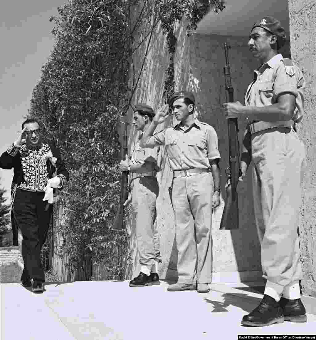 Иранский дипломат Реза Саффиния приветствует израильских военных, заходя в резиденцию первого президента Израиля Хаима Вейцмана. Окрестности Тель-Авива, 1950 год.В 1950 году Иран неофициально признал молодое еврейское государство, порвав отношения с арабскими соседями