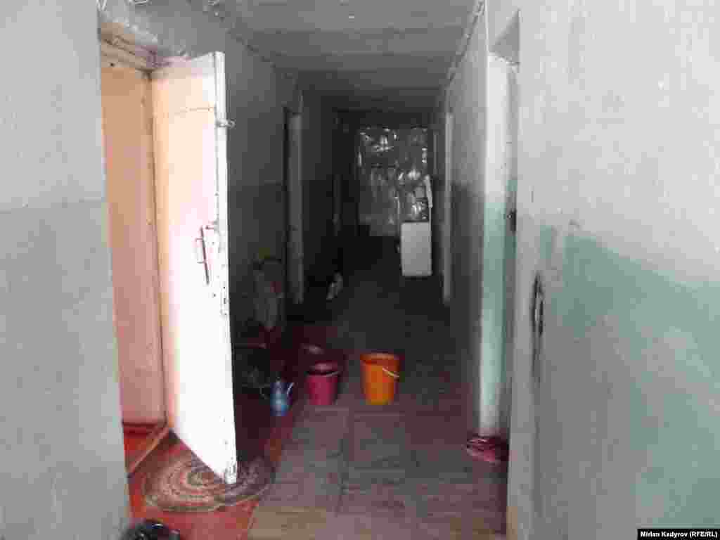 Төрт&nbsp;кабаттуу бул үйдүн бир кабатында 20дан ашык батир бар. Бардыгы эшиктеш кошуна болгондуктан, бир үй-бүлөдөй катышабыз дешет. Бул кадимки студенттик жатакананы элестетет.