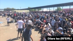 Столпотворение на автовокзале вблизи контрольно-пропускного пункта «Жибек Жолы», где сотни мигрантов ожидают разрешения на въезд в Узбекистан. Сарыагашский район, Туркестанская область, 3 июля 2020 года.