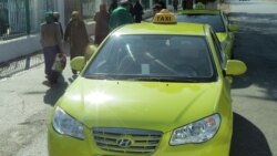 Taksi nyrhlary 'keýigiň şahyna çykdy', ýaşaýjylar benzin bahalaryny 'gaýgy edýär'