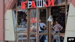 Росія регулярно атакує Одесу, але міські пляжі заповнені відпочивальниками. На фото: магазин, пошкоджений внаслідок масованої атаки російськими дронами, 24 липня 2025 року