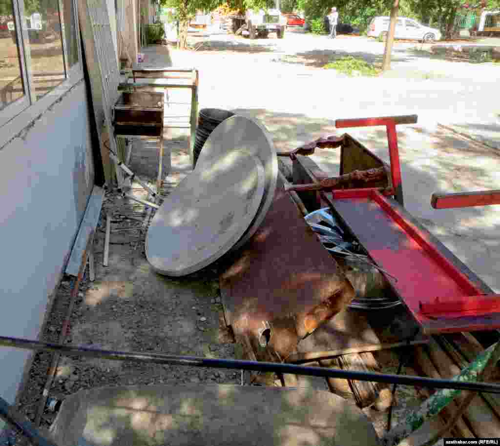 Aşgabadyň 10-njy etrapçasynda antennalar goparyldy.&nbsp;