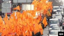 Сторонники лидера украинской оппозиции Юлии Тимошенко вышли на митинг в центр Киева с оранжевыми флагами.  11 апреля 2007 года. 