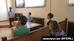 «Ազատության» լրագրողներ Գարիկ Ազիբեկյանը և Անուշ Մկրտչյանը դատարանի դահլիճում: 2-ը հունիսի, 2016 թ․