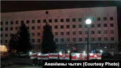 Фота каля адміністрацыі Савецкага раёну