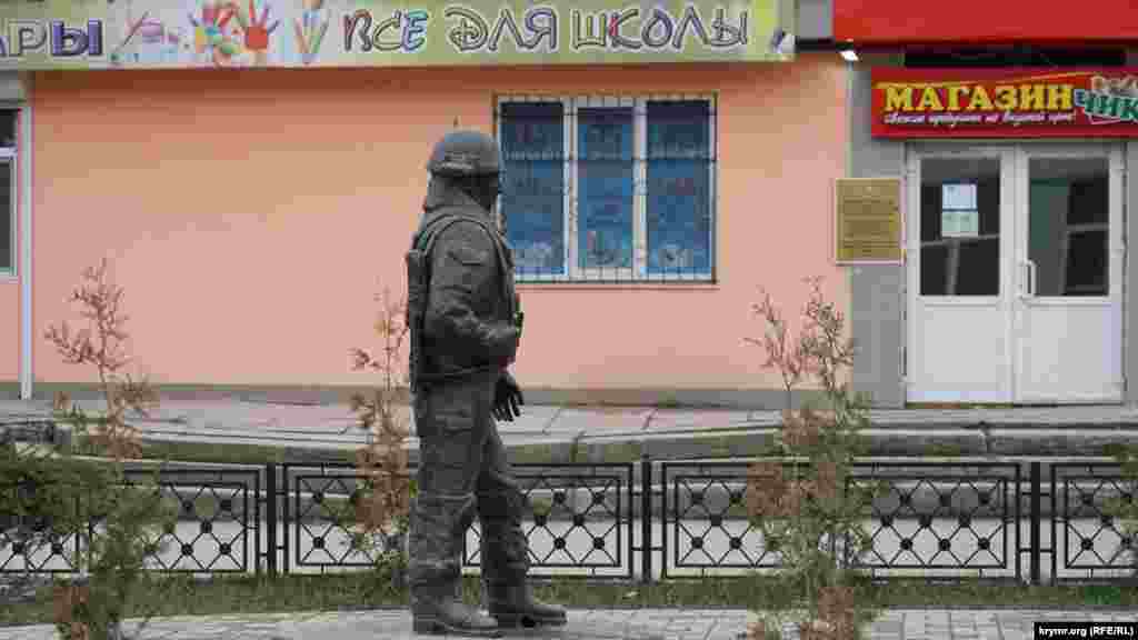 У серпні минулого року в місцевому сквері імені Воїнів інтернаціоналістів відкрили пам&#39;ятник &laquo;ввічливим людям&raquo;. Фігура &laquo;зеленого чоловічка&raquo; виглядає неприродно&nbsp;&ndash; ліва ступня помітно вигнута назовні. Складається враження, що у скульптури дві праві ноги