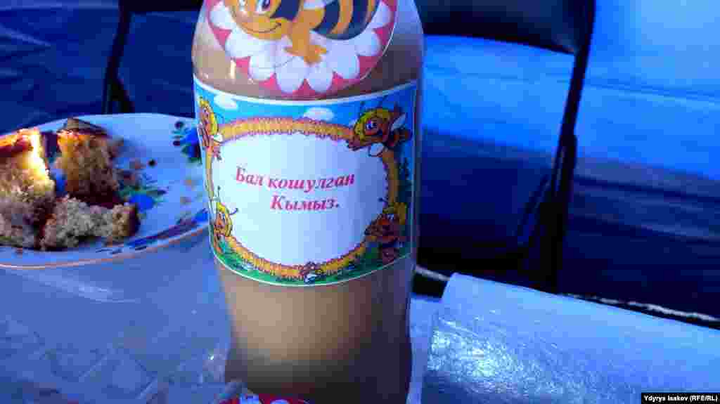 Бал кошулган кымыз жармаңке катышуучуларын тамшандырды.