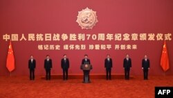 Голова КНР Сі Цзіньпінь (посередині) під час відзначення 70-ої річниці перемоги союзників над Японією. Пекін, 2 вересня 2015 року