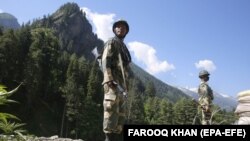 سربازان شبه نظامی در منطقۀ کشمیر تحت کنترل هند.