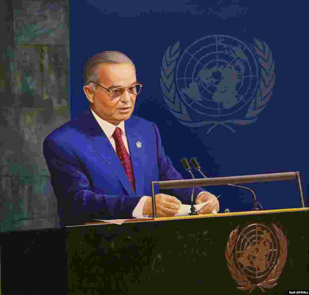 Каримов БУУда сөз сүйлөп жатканын чагылдырган картина. Бул полотно &quot;Ааламды кучагына алган жүрөк&quot; деп аталат.