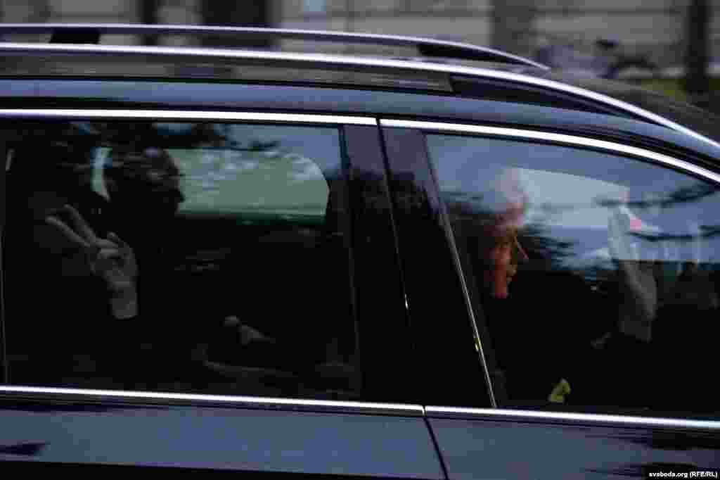 Вітаньні праз шыбу аўтамабілю