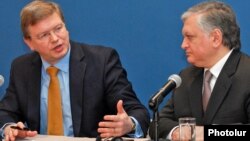 Հայաստանի արտգործնախարար Էդվարդ Նալբանդյանը և Եվրամիության հանձնակատար Շտեֆան Ֆյուլեն Երևանում կայացած համատեղ ասուլիսի ժամանակ, արխիվ