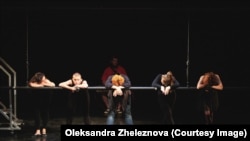 Сцена из спектакля Алены Филиштинской и Алины Бакирей «Военный вальс», в главной роли Римма Зюбина