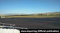 Аэропорттун реконструкциядан кийинки көрүнүшү. Учуп-конуу тилкесинин жалпы узундугу 1 735 метр, ал эми туурасы 35 метрди түзөт. Июль, 2020-жыл.