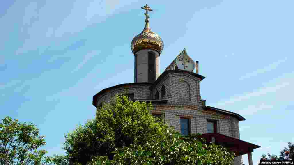 Поклонный крест на территории храма в честь иконы Божией Матери &quot;Утоли моя печали&quot; установлен в 2004 году по инициативе режиссера-кинодукоменталиста Константина Харалампидиса-Кот-Оглы - автора кинотрилогии &quot;От Рождества до Воскресения&quot;. 