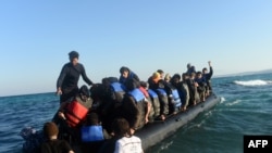 مهاجرین به شمول افغانها با تقبل دشواری های فراوان تلاش می کنند تا خود را به کشور های اروپایی برسانند