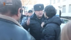 Як біля суду в Криму затримували кримського журналіста Акадирова (відео)