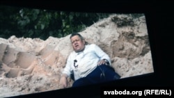 Аляксей Туровіч у ролі асуджанага сьледчага Сурвілы (кадр зь фільму)