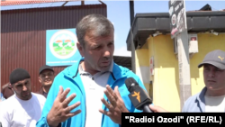 Гурӯҳе аз ронандагони ширкати "Рахш Такси" ҳангоми суҳбат