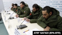 Полонені солдати російської армії під час пресконференції, організованої Генштабом ЗСУ в Києві. Україна, 19 березня 2022 року