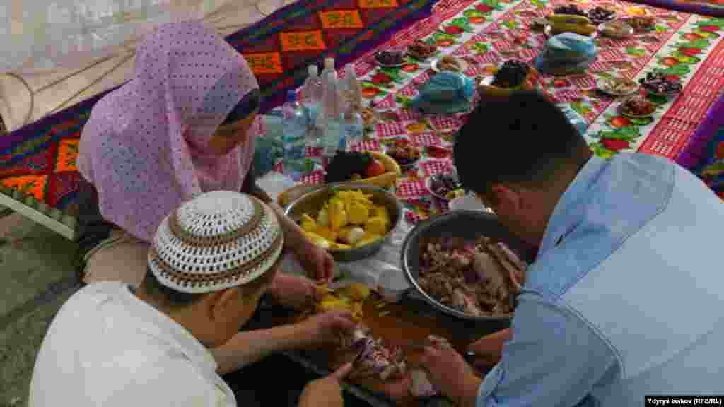 Аш фестивалы дин, укук коргоо, жаш активисттердин өкүлдөрүнөн түзүлгөн аралашма топтун арасында өттү