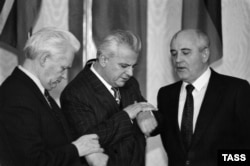 Михайло Горбачов (праворуч) звіряє годинник з Леонідом Кравчуком. Під час путчу ГКЧР 1991 року Кравчук спочатку тягнув час, але потім наголосив, що в Україні діють власна Конситуція і свої закони