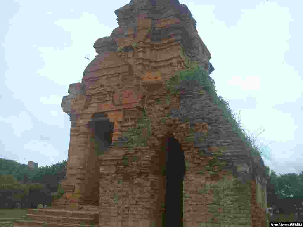 Башни Пошану построены в 8-м веке народностью тям, живущей на юге Вьетнама. Они возведены из красного кирпича, а вот секрет скрепляющего кирпичи состава не разгадан до сих пор. Провинция Биньтхуан, где расположены башни, когда-то принадлежала государству тямов - королевству Тьямпа. Однако наступившие с севера вьеты разгромили королевство и захватили земли тямов.&nbsp; 