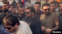 د خیبر پښتونخوا اعلاوزیر سهېل اپرېدی له عمران خان سره د لیدو لپاره د اډیالې زندان مخې ته ولاړ دی - د نومبر ۲۷مې انځور.