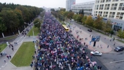 Шматтысячнае шэсьце па праспэкце Незалежнасьці ў раёне парку Чалюскінцаў