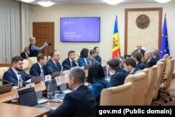 Premierul Alexandru Munteanu are un salariu de circa 20.000 de lei pe lună, de două ori mai puțin decât miniștrii.