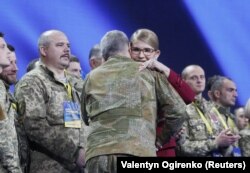 Посеред своєї промови Юлія Тимошенко запросила на сцену кілька десятків колишніх бійців АТО
