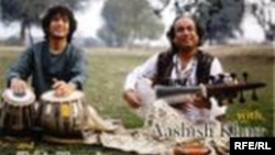 ذاکر حسین تبله نواز معروف هند ( راست) و آشیش خان رباب نواز هندی 