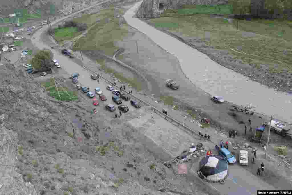 Оппозиция лидерлеринин бири Акматбек Келдибеков өткөн жылдын ноябрында коррупция боюнча айыпталып кармалган. Сот аны эки айга камоо чечимин чыгарган. Ошол убакыттан бери Келдибековду абакта кармоо улам-улам узартылып, соту создугууда.